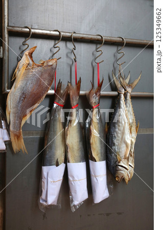 香港・徳輔道西で売られる塩干し魚（ハムユイ）。クサヤに似ていで臭いが美味。かつては安かったが今は高価 125349662