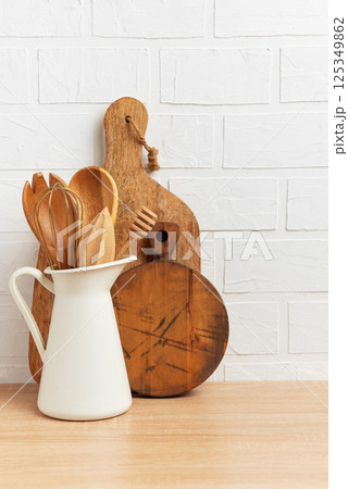 Kitchen utensils made of wood and metal  125349862