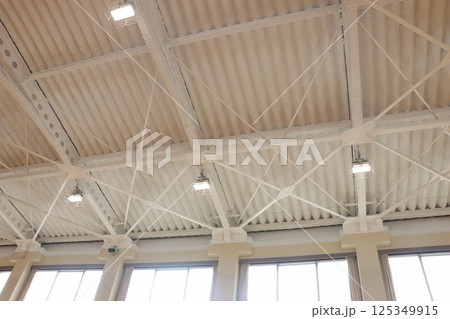 地震対策 天井板撤去された小学校体育館 地震対策 天井板撤去された小学校体育館 125349915