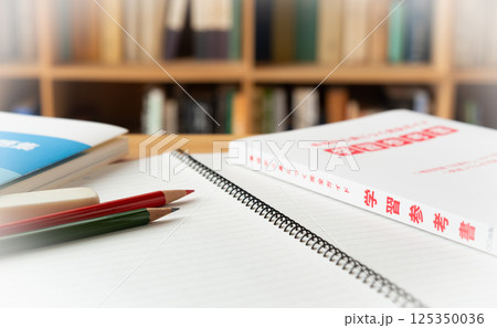 参考書　本棚　勉強　教育　テスト勉強　資格取得　過去問題集　リカレント教育　学び直し 125350036