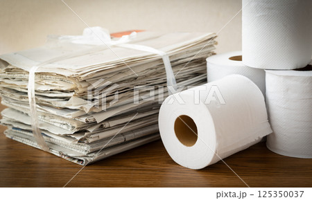 古紙回収　リサイクル　再利用　新聞紙 125350037