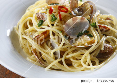 白い器に盛ったボンゴレビアンコ 白い器に盛ったボンゴレビアンコ 125350750