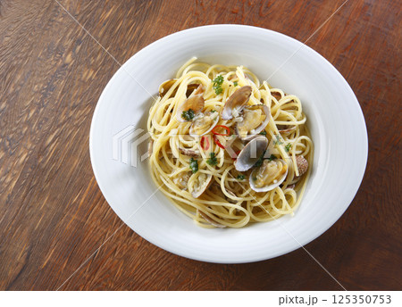 白い器に盛ったボンゴレビアンコ 125350753