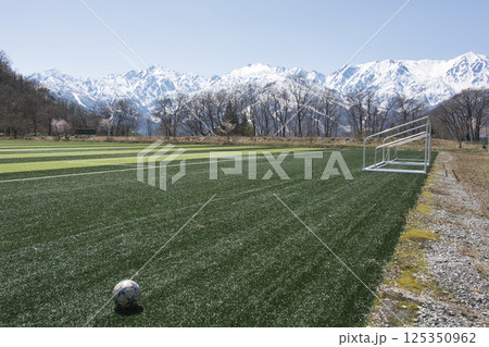 HAKUBA MIRAIフィールドと残雪の白馬連峰 長野県白馬村 HAKUBA MIRAIフィールドと残雪の白馬連峰 長野県白馬村 125350962
