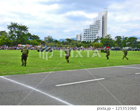 陸上自衛隊小倉駐屯地で一般公開された模擬戦闘訓練 125351060