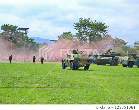 陸上自衛隊小倉駐屯地で一般公開された模擬戦闘訓練 125351061