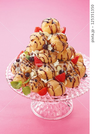 シュークリームタワー 125351350