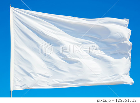 青空とはためく白い旗 125351515
