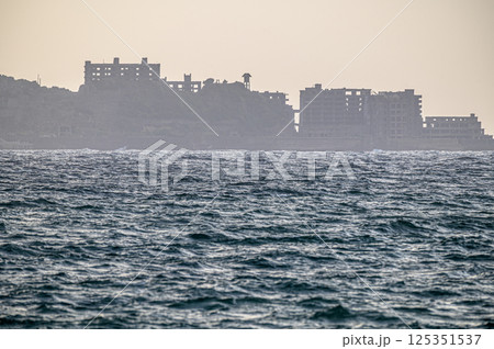 軍艦島の寄りの夕景 125351537