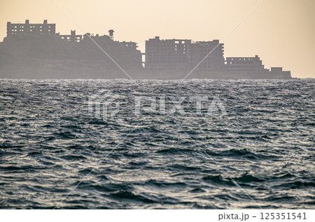 軍艦島の寄りの夕景 軍艦島の寄りの夕景 125351541