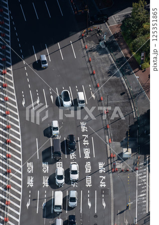 信号待ちの車を見下ろす 信号待ちの車を見下ろす 125351865