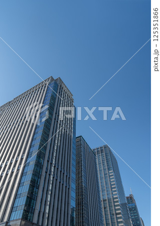 青空にそびえ立つ高層ビル群 青空にそびえ立つ高層ビル群 125351866