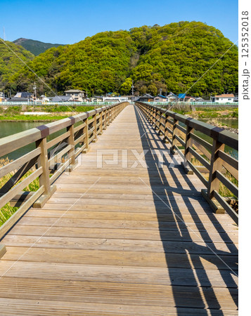 対岸の山が新緑できれいな真光寺橋 125352018