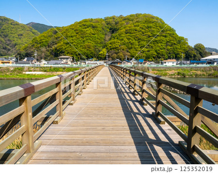 対岸の山が新緑できれいな真光寺橋 対岸の山が新緑できれいな真光寺橋 125352019