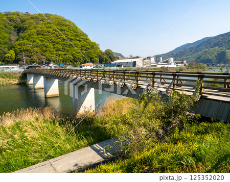 対岸の山が新緑できれいな真光寺橋 対岸の山が新緑できれいな真光寺橋 125352020