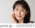 ミドル女性のビューティーイメージ 125352053