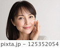 ミドル女性のビューティーイメージ 125352054
