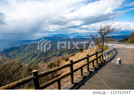 灰ヶ峰山頂にある展望台から見る風景 125352547