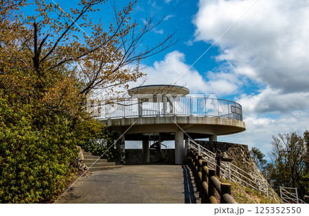 灰ヶ峰山頂にある展望台 125352550