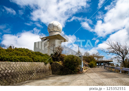 灰ヶ峰山頂にある気象レーダーと展望台 125352551