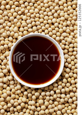 大豆と器に注いだ醤油 大豆と器に注いだ醤油 125352666