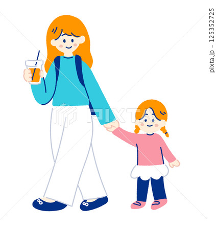 手を繋いで歩く親子 parent and child walking hand in hand 125352725
