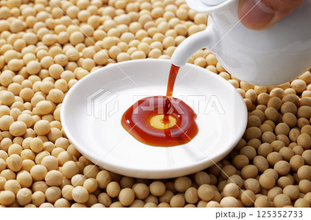 大豆と器に注いだ醤油 125352733