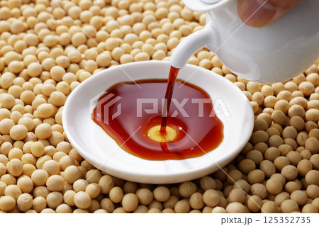 大豆と器に注いだ醤油 大豆と器に注いだ醤油 125352735