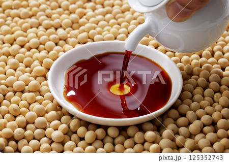 大豆と器に注いだ醤油 125352743