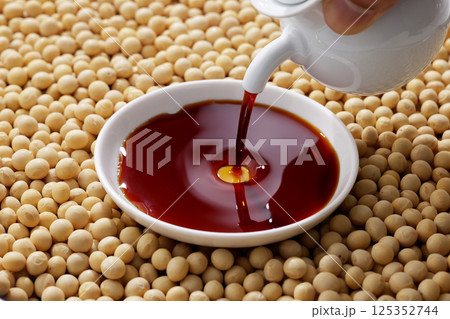 大豆と器に注いだ醤油 125352744