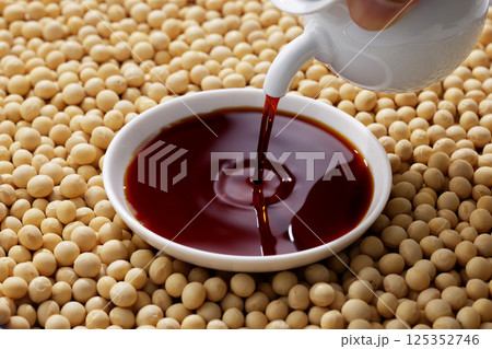 大豆と器に注いだ醤油 125352746