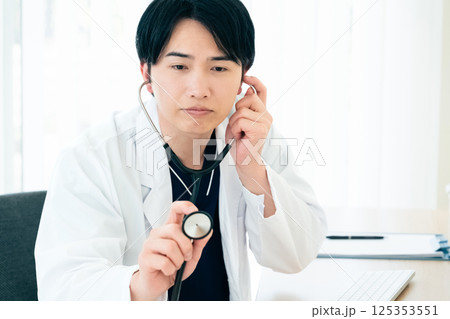 診察する医師 診察する医師 125353551