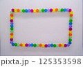 カラフルビーズのフレーム 125353598