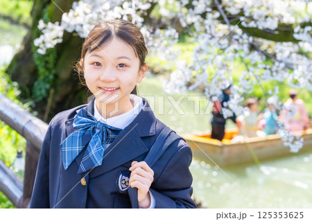 入学式に撮った桜の写真　（12歳新入学生） 125353625