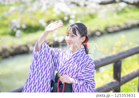 桜の下で袴を着た女子生徒 125353631