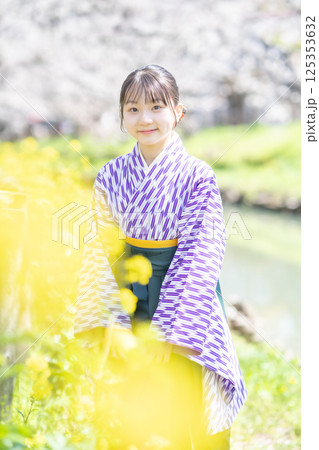 桜の下で袴を着た女子生徒 桜の下で袴を着た女子生徒 125353632