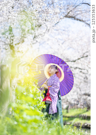 桜の下で袴を着た女子生徒 125353633