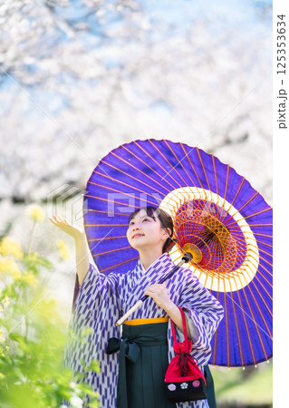 桜の下で袴を着た女子生徒 125353634