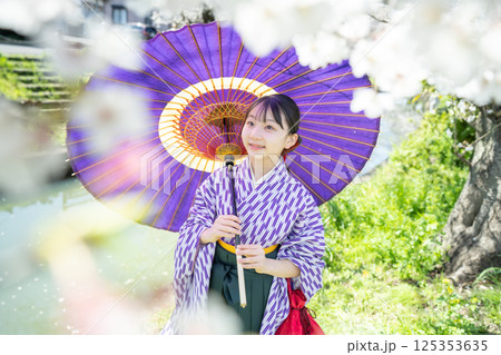 桜の下で袴を着た女子生徒 桜の下で袴を着た女子生徒 125353635