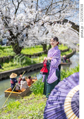 桜の下で袴を着た女子生徒 桜の下で袴を着た女子生徒 125353638