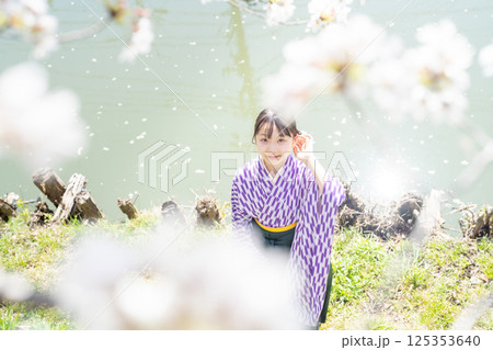 桜の下で袴を着た女子生徒 桜の下で袴を着た女子生徒 125353640