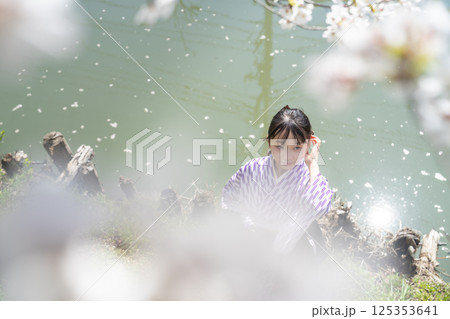 桜の下で袴を着た女子生徒 桜の下で袴を着た女子生徒 125353641