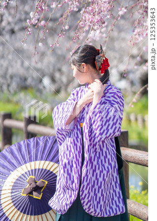 桜の下で袴を着た女子生徒 125353643