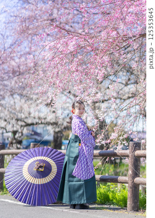 桜の下で袴を着た女子生徒 125353645