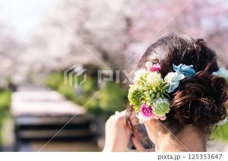 川越の絶景 花筏をスマホで撮影するミドルの着物女性 川越の絶景 花筏をスマホで撮影するミドルの着物女性 125353647