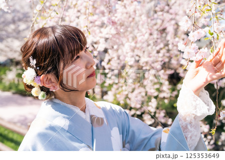 川越の絶景　花筏とミドルの着物女性 125353649
