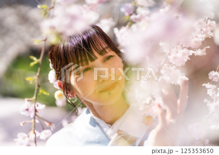 川越の絶景　花筏とミドルの着物女性 125353650