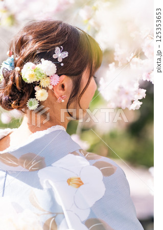 川越の絶景　花筏とミドルの着物女性 125353653