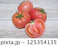 真っ赤なトマト 125354135