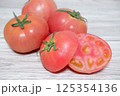 新鮮なトマト　横カット 125354136